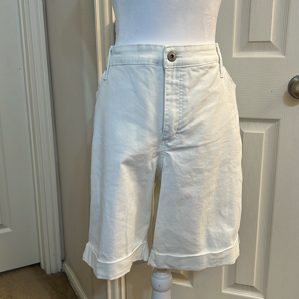 Style & Co Women’s Bermuda shorts. Size 22.